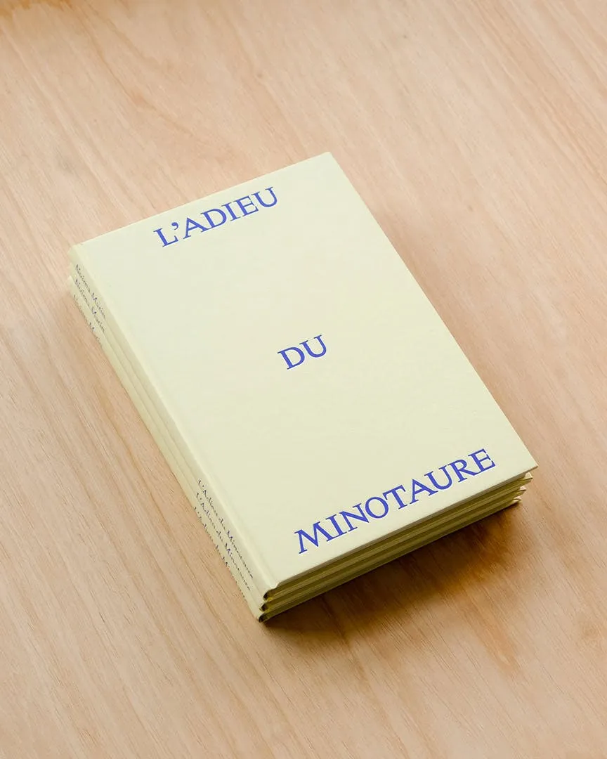 adieu du minotaure – Couverture du livre sur une table