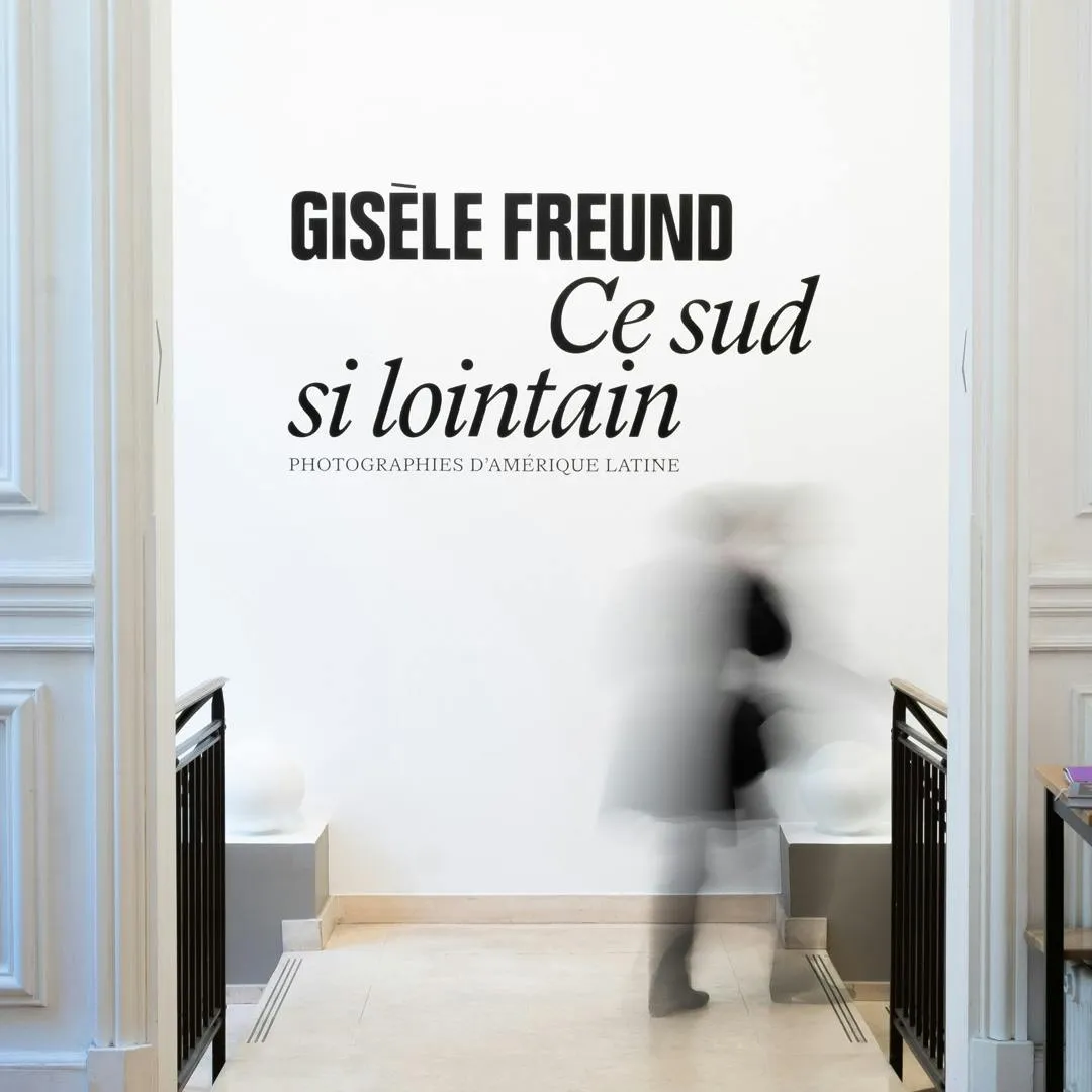 Signalétique de l'exposition Gisèle Freund – Mur de titrage